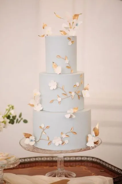8 Wedding Cake Mewah dengan Detail Emas yang Elegan 16