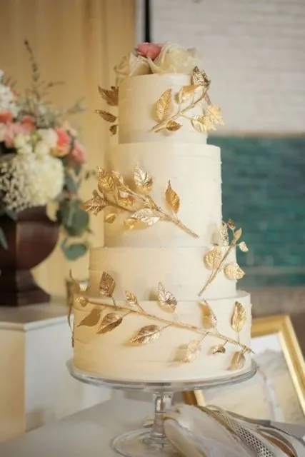 8 Wedding Cake Mewah dengan Detail Emas yang Elegan 13
