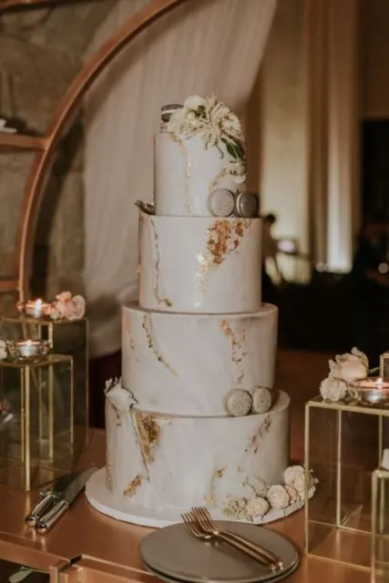 8 Wedding Cake Mewah dengan Detail Emas yang Elegan 9