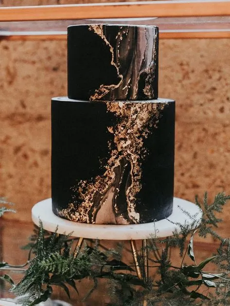 8 Wedding Cake Mewah dengan Detail Emas yang Elegan 10