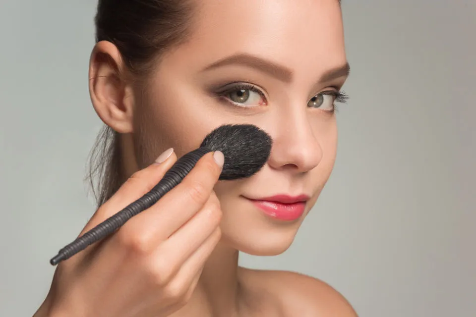 6 Trik Menyamarkan Mata Lelah ala MUA Hollywood. Biar Penampilan Tetap On Point nih! 12