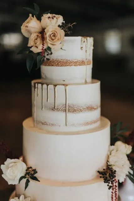 8 Wedding Cake Mewah dengan Detail Emas yang Elegan 15