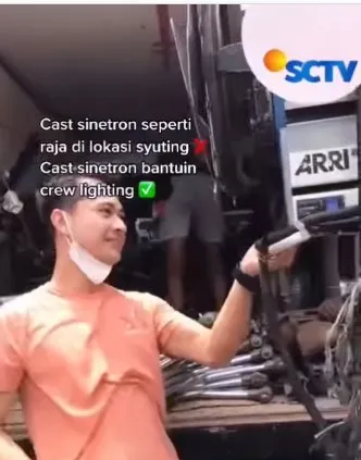 Nggak Gengsi dan Rendah Hati, Aktor Eza Gionino Tuai Pujian karena Membantu Kru Saat Syuting Sinetron. Salut! 3