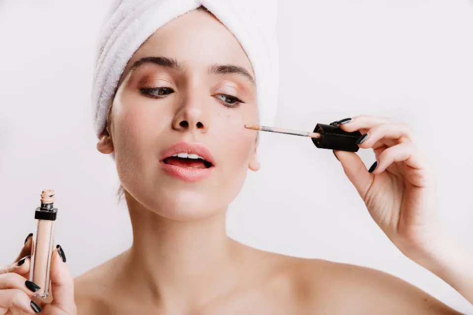6 Trik Menyamarkan Mata Lelah ala MUA Hollywood. Biar Penampilan Tetap On Point nih! 9