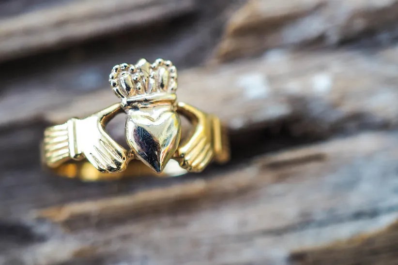6 Tradisi Unik dalam Upacara Pernikahan di Irlandia. Ada Tradisi Mengikat Tangan Pengantin! 9