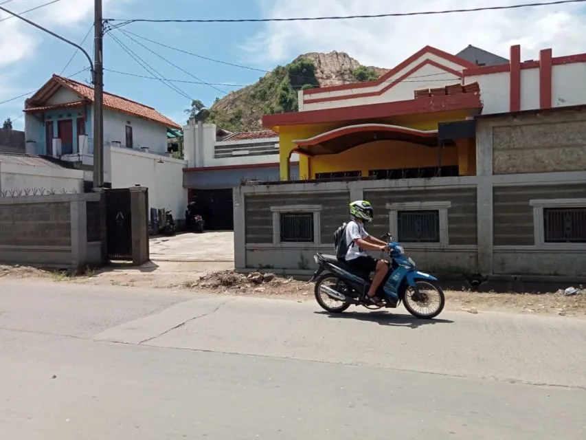 Sederet Derita Orang yang Punya Rumah di Pinggir Jalan. Bising Banget, Susah Dapat Keheningan :( 16