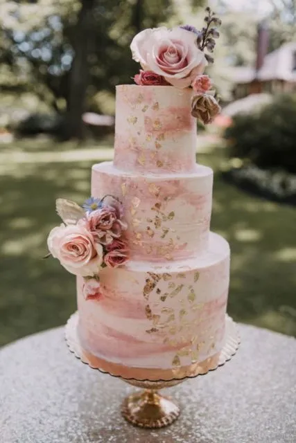 8 Wedding Cake Mewah dengan Detail Emas yang Elegan 14