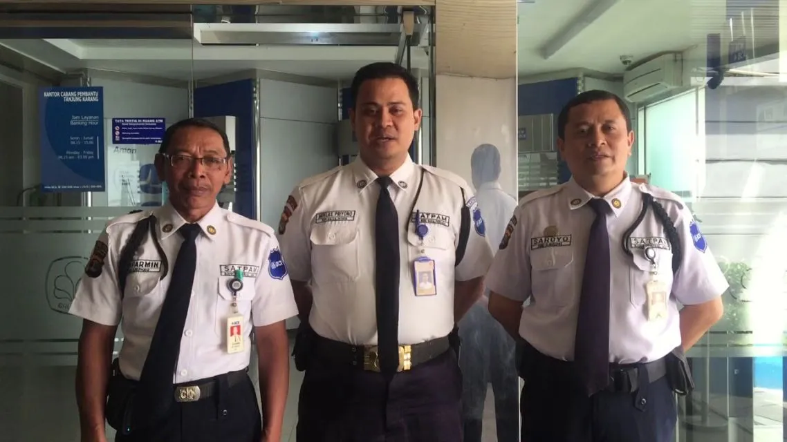 5 Alasan Satpam BCA Jadi Orang Berseragam Paling Humanis dan Mengayomi. Nggak Nyindir ini, Serius~ 7