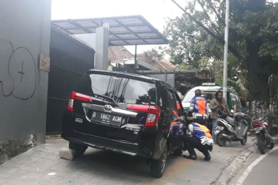 Sederet Derita Orang yang Punya Rumah di Pinggir Jalan. Bising Banget, Susah Dapat Keheningan :( 15