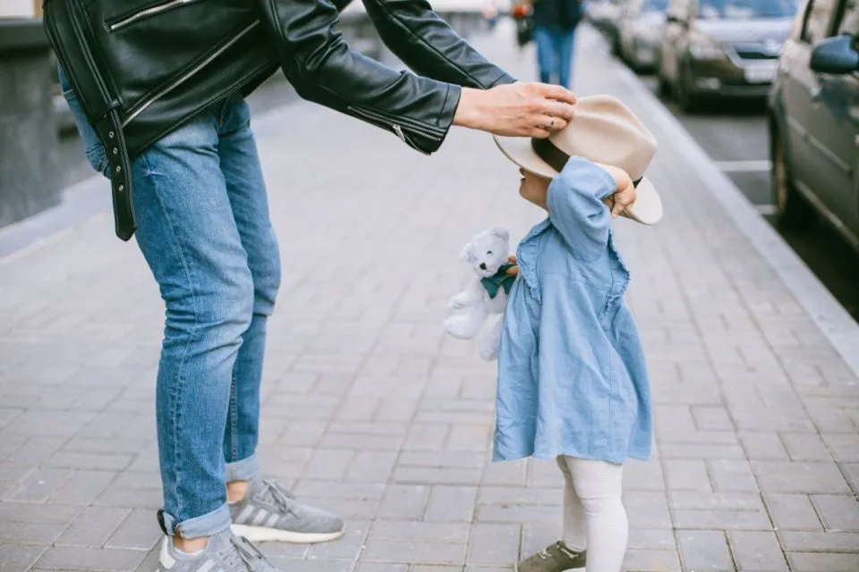 5 Tanda Kalau Ibu dan Ayah Telah Membesarkan Anak yang Manja. Pahami, Yuk! 10