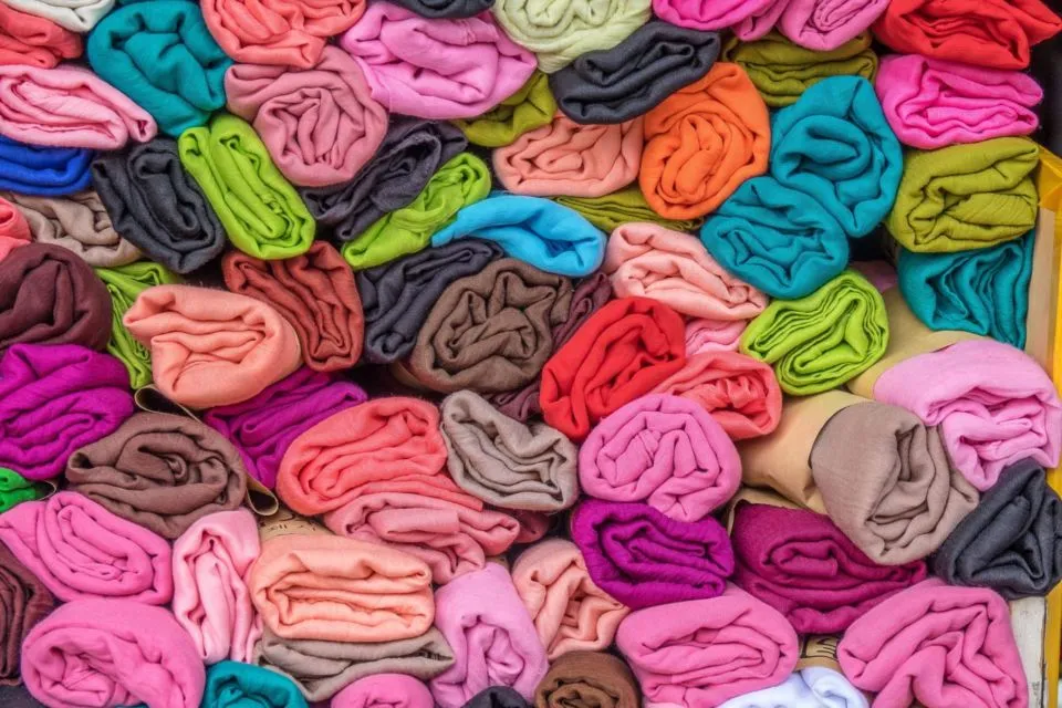 3 Hal Menyenangkan yang akan Terjadi Saat Kamu Mulai Pakai Baju Cerah 6