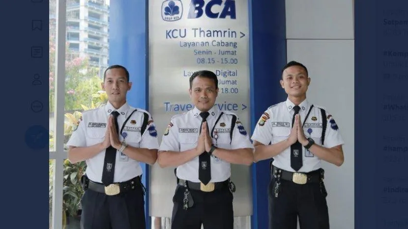 5 Alasan Satpam BCA Jadi Orang Berseragam Paling Humanis dan Mengayomi. Nggak Nyindir ini, Serius~ 6