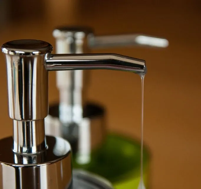 5 Cara Mencuci Spons Bedak Biar Nggak Jadi Sarang Kuman. Mau Jerawatan? 8
