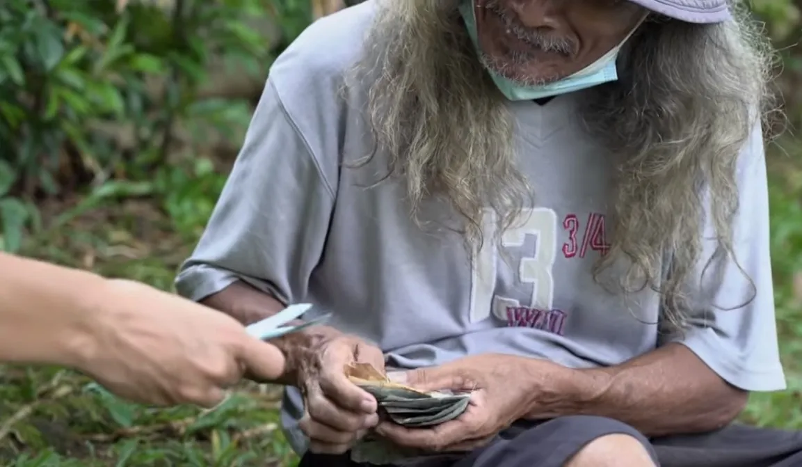 Frustasi Bikin Kanal YouTube Gagal Terus? Coba Eksploitasi Kemiskinan dan Kesedihan, Auto Viral! 5