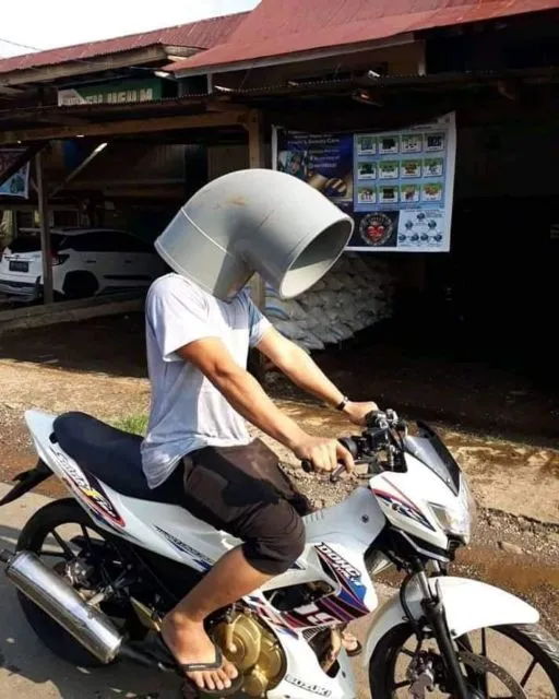 Kebiasaan Kocak Pengendara Motor Saat Berkendara Sendirian. Mulai dari Halu Sampai Diam-diam Nangis~ 6