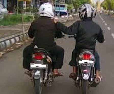 Kebiasaan Kocak Pengendara Motor Saat Berkendara Sendirian. Mulai dari Halu Sampai Diam-diam Nangis~ 7