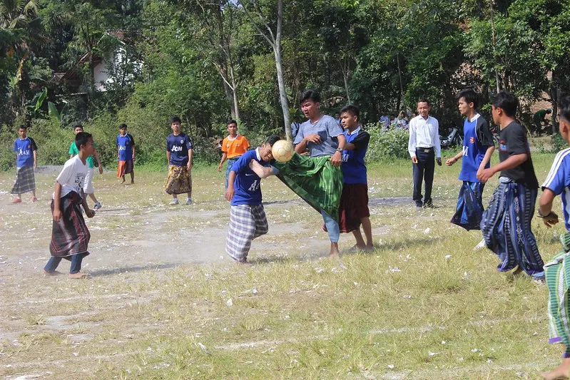 9 Ragam Kegunaan Sarung Ayah Selain untuk Ibadah. Multifungsi Banget! 16 Kegunaan sarung