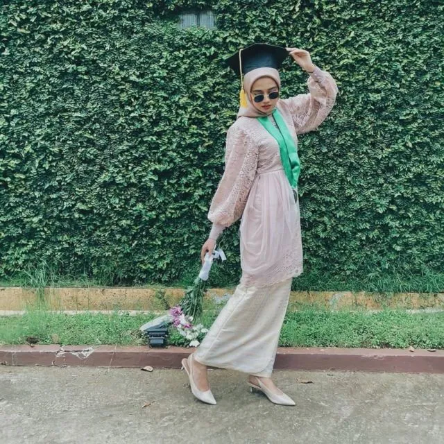 10 Ide Kebaya Wisuda Terbaru untuk Rayakan Kelulusan 19