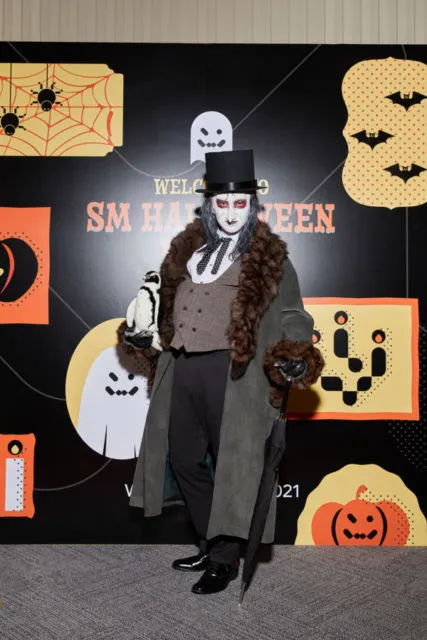 Parade 15 Kostum Artis SM Entertainment di Acara Halloween SM Wonderland 2021. Totalitas! 18