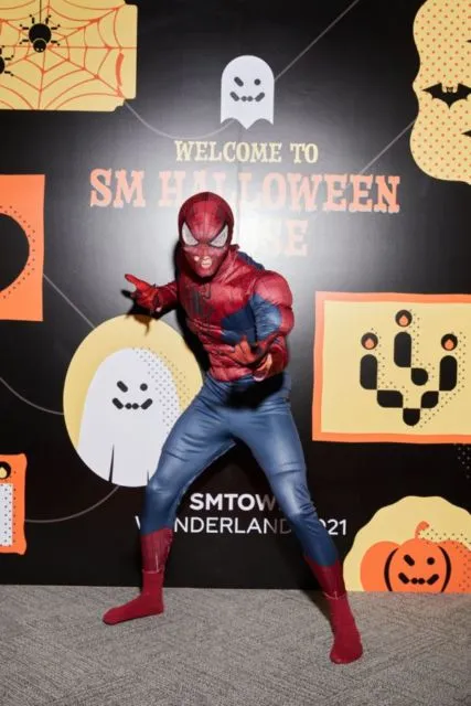 Parade 15 Kostum Artis SM Entertainment di Acara Halloween SM Wonderland 2021. Totalitas! 22