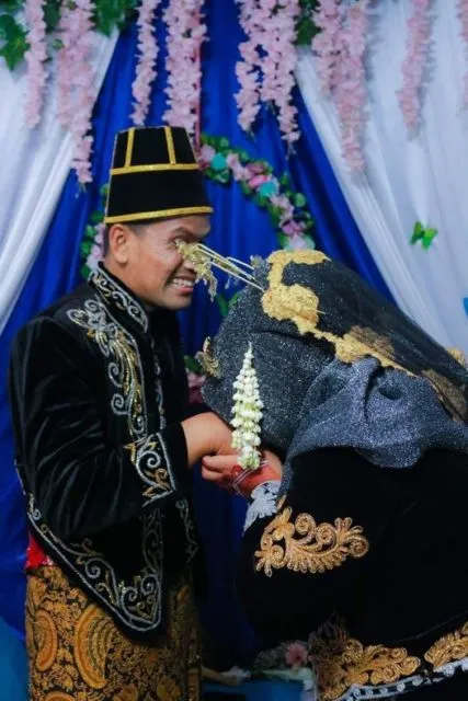 9 Momen Gagal Terharu Saat Acara Pernikahan ini Bikin Air Mata Berganti Jadi Tawa. Kocak Bener! 10