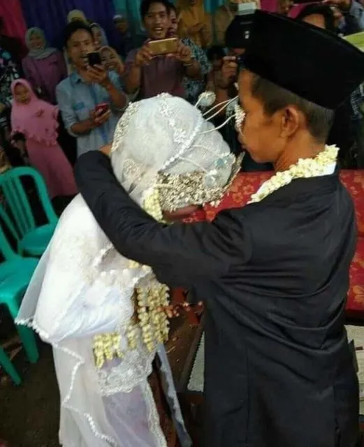 9 Momen Gagal Terharu Saat Acara Pernikahan ini Bikin Air Mata Berganti Jadi Tawa. Kocak Bener! 13