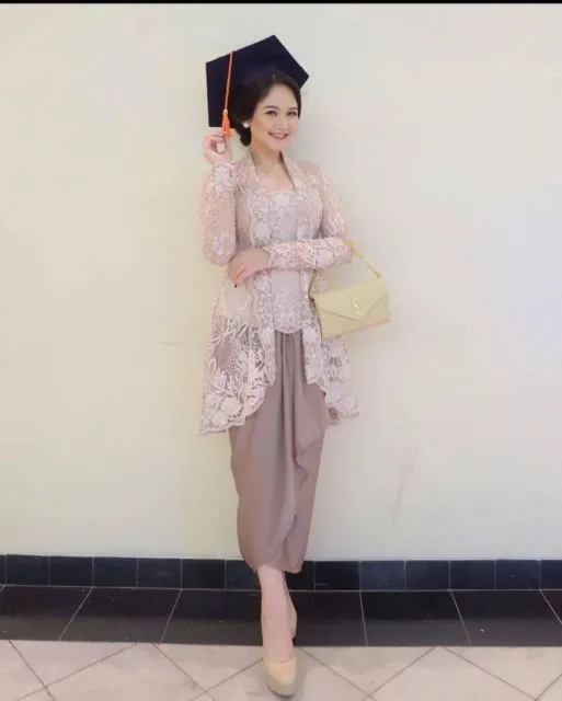 10 Ide Kebaya Wisuda Terbaru untuk Rayakan Kelulusan 18