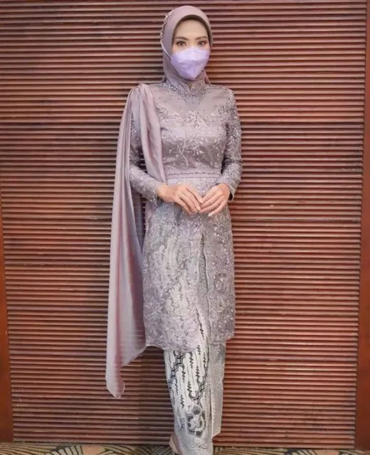 10 Ide Kebaya Wisuda Terbaru untuk Rayakan Kelulusan 15