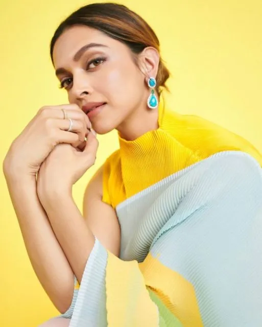 7 Ide Makeup ala Selebritas Bollywood. Riasan Mata yang Bold Sempurna Adalah Kunci! 10