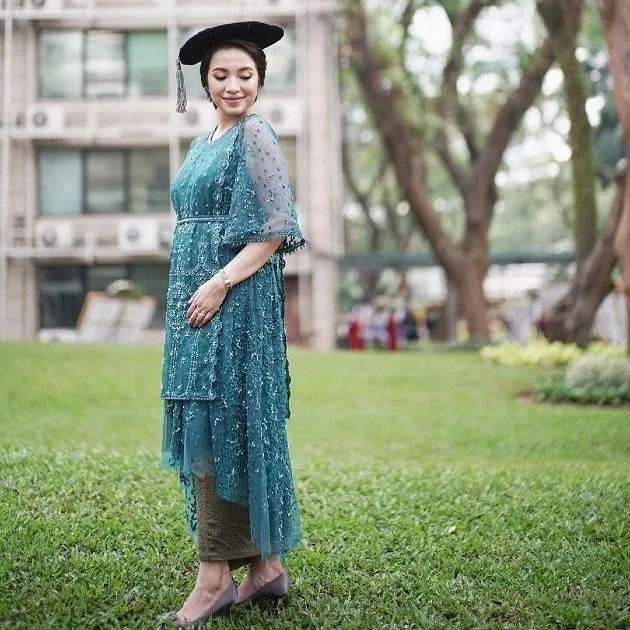10 Ide Kebaya Wisuda Terbaru untuk Rayakan Kelulusan 16