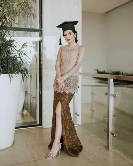 10 Ide Kebaya Wisuda Terbaru untuk Rayakan Kelulusan 13