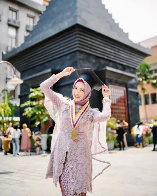 10 Ide Kebaya Wisuda Terbaru untuk Rayakan Kelulusan 14