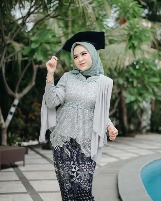10 Ide Kebaya Wisuda Terbaru untuk Rayakan Kelulusan 17