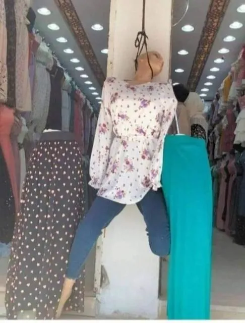 Sederet Foto ini Bukti Kalau Manekin Juga Bisa Capek Kerja. Jangan-Jangan Patung Juga Manusia!? 11