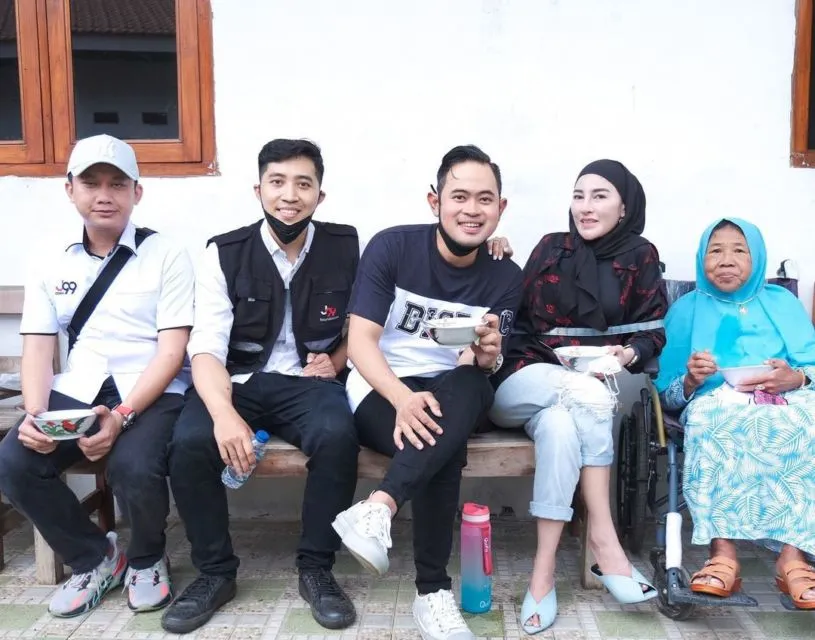 Kunjungi Ibu Trimah yang Dititipkan 3 Anaknya di Panti Jompo, Crazy Rich Malang Dibuat Terharu 2