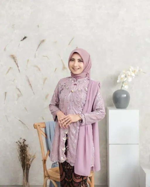 10 Ide Kebaya Wisuda Terbaru untuk Rayakan Kelulusan 12