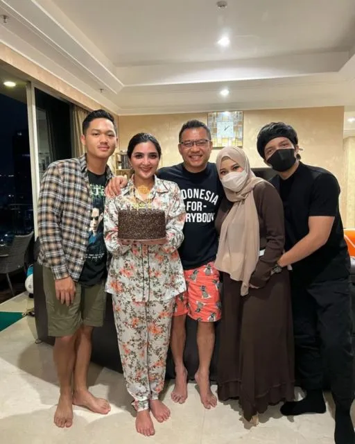 Ulang Tahun Ke-38, Ashanty Pamer Kiriman Hadiah Beserta Ucapan dari The Lemos Family 3