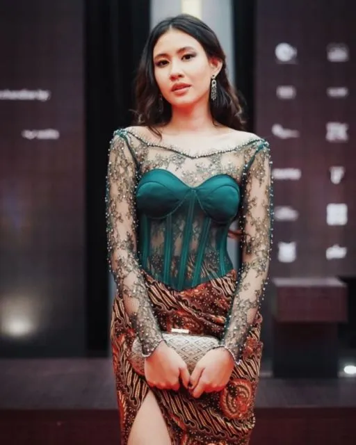 9 Potret Parade Busana Para Aktris di Karpet Merah Festival Film Indonesia 2021. Memukau! 17