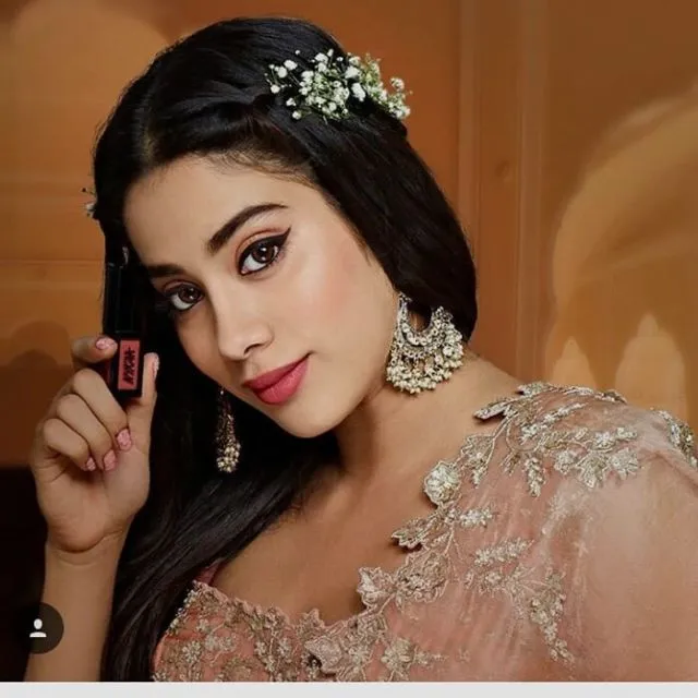 7 Ide Makeup ala Selebritas Bollywood. Riasan Mata yang Bold Sempurna Adalah Kunci! 11