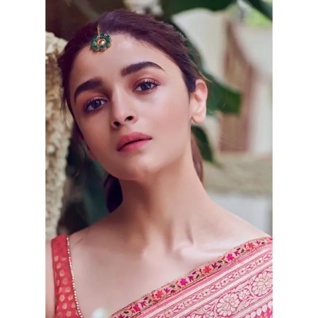 7 Ide Makeup ala Selebritas Bollywood. Riasan Mata yang Bold Sempurna Adalah Kunci! 14