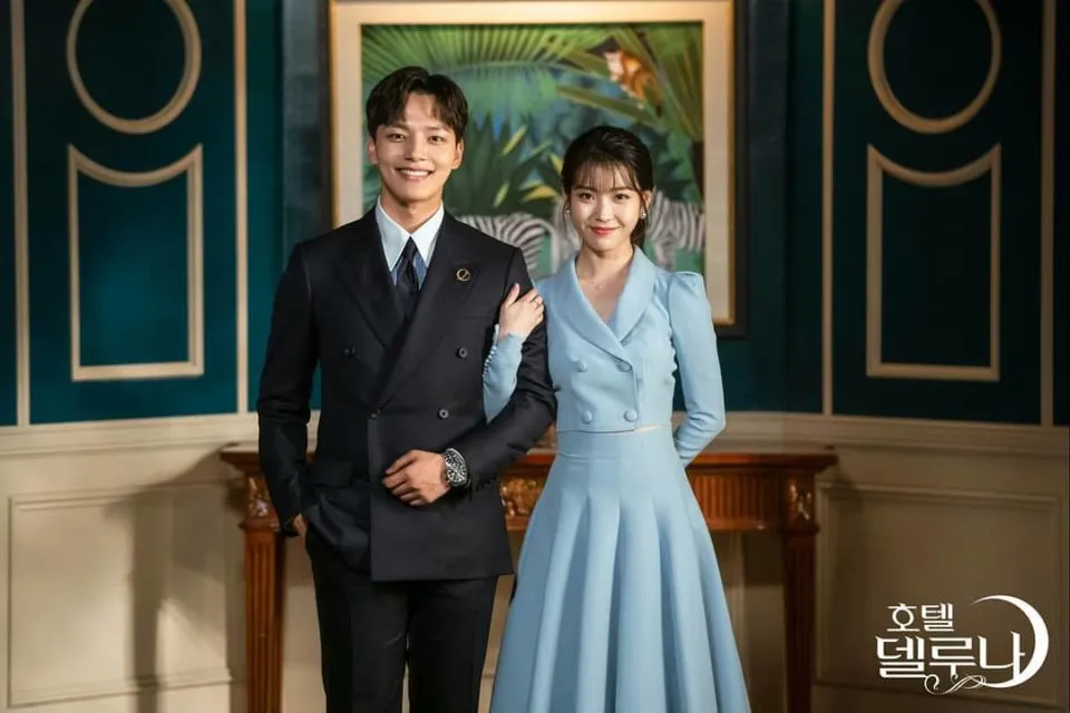8 Gaya Berpakaian ala Pasangan di K-Drama. Bisa Disontek nih Buat OOTD Kamu dan si Dia~ 13