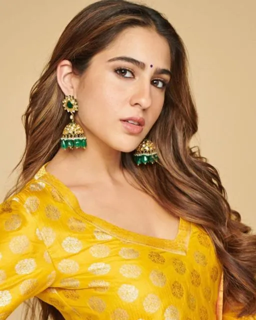 7 Ide Makeup ala Selebritas Bollywood. Riasan Mata yang Bold Sempurna Adalah Kunci! 9