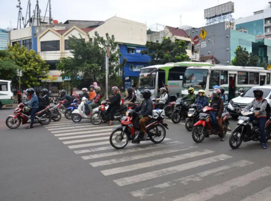 Kebiasaan Kocak Pengendara Motor Saat Berkendara Sendirian. Mulai dari Halu Sampai Diam-diam Nangis~ 10