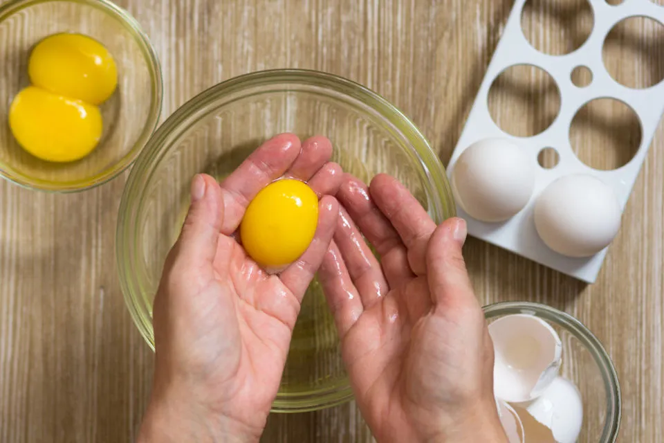 5 Cara Memisahkan Kuning Telur Tanpa Alat Khusus biar Tetap Utuh 7
