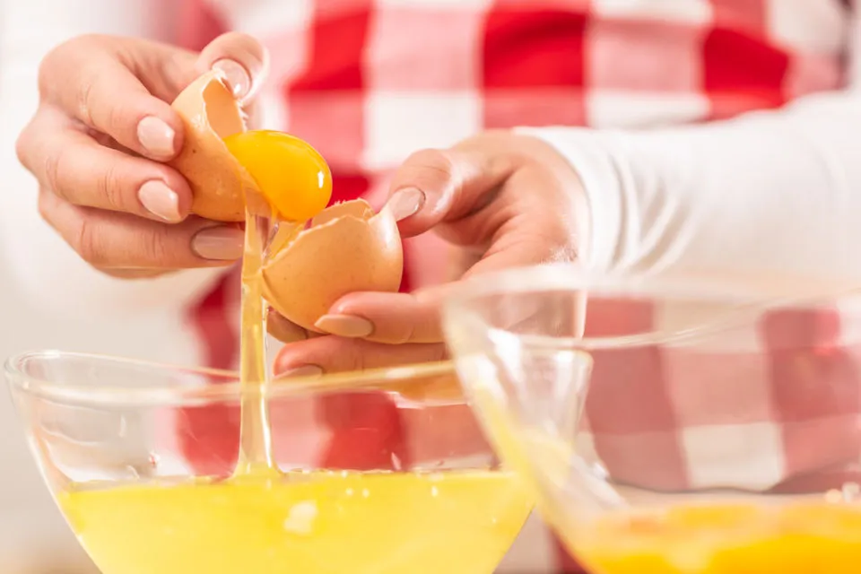 5 Cara Memisahkan Kuning Telur Tanpa Alat Khusus biar Tetap Utuh 8 Cara memisahkan kuning telur