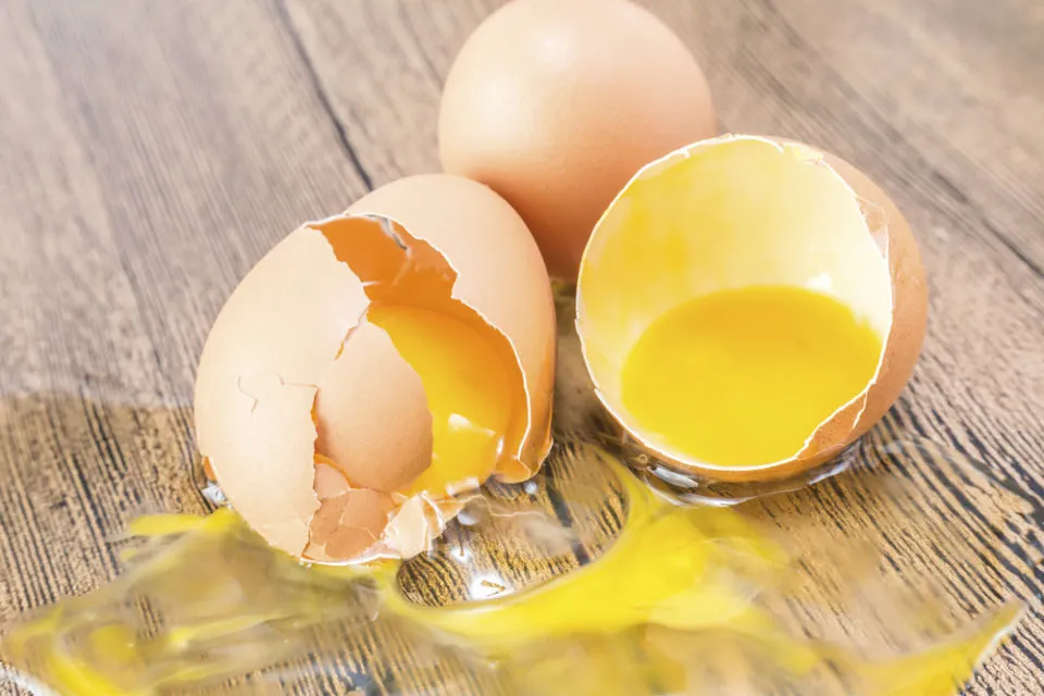 5 Cara Memisahkan Kuning Telur Tanpa Alat Khusus biar Tetap Utuh 6 Cara memisahkan kuning telur