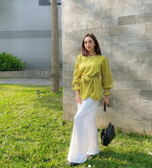 6 Ide Padu Padan Busana Celana Putih. Enaknya Dipadukan Sama Apa ya? 8