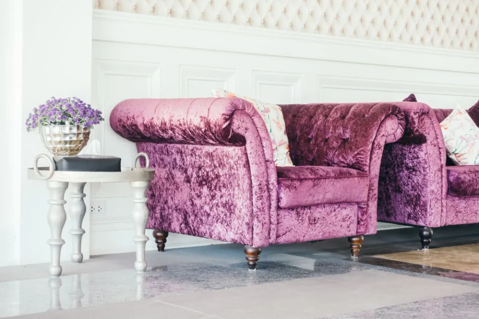 6 Cara Membersihkan Sofa dari Noda Jamur, Minyak, Hingga Coretan Tinta 12 cara membersihkan sofa