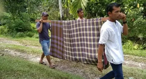 9 Ragam Kegunaan Sarung Ayah Selain untuk Ibadah. Multifungsi Banget! 10 Kegunaan sarung