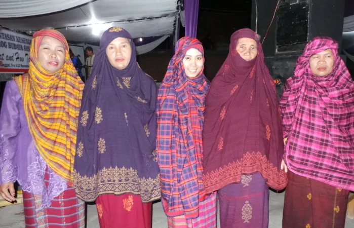 9 Ragam Kegunaan Sarung Ayah Selain untuk Ibadah. Multifungsi Banget! 18 Kegunaan sarung